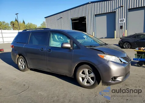 2015 Toyota Sienna Le 8-Passenger z USA, uszkodzony, nr VIN 5TDKK3DC5FS619076